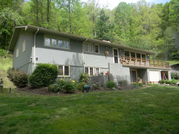 719 Twin Oak Dr, Paintsville, KY 41240