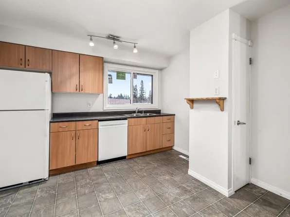 145 B Royal Rd NW, Edmonton, AB T6J 2E7