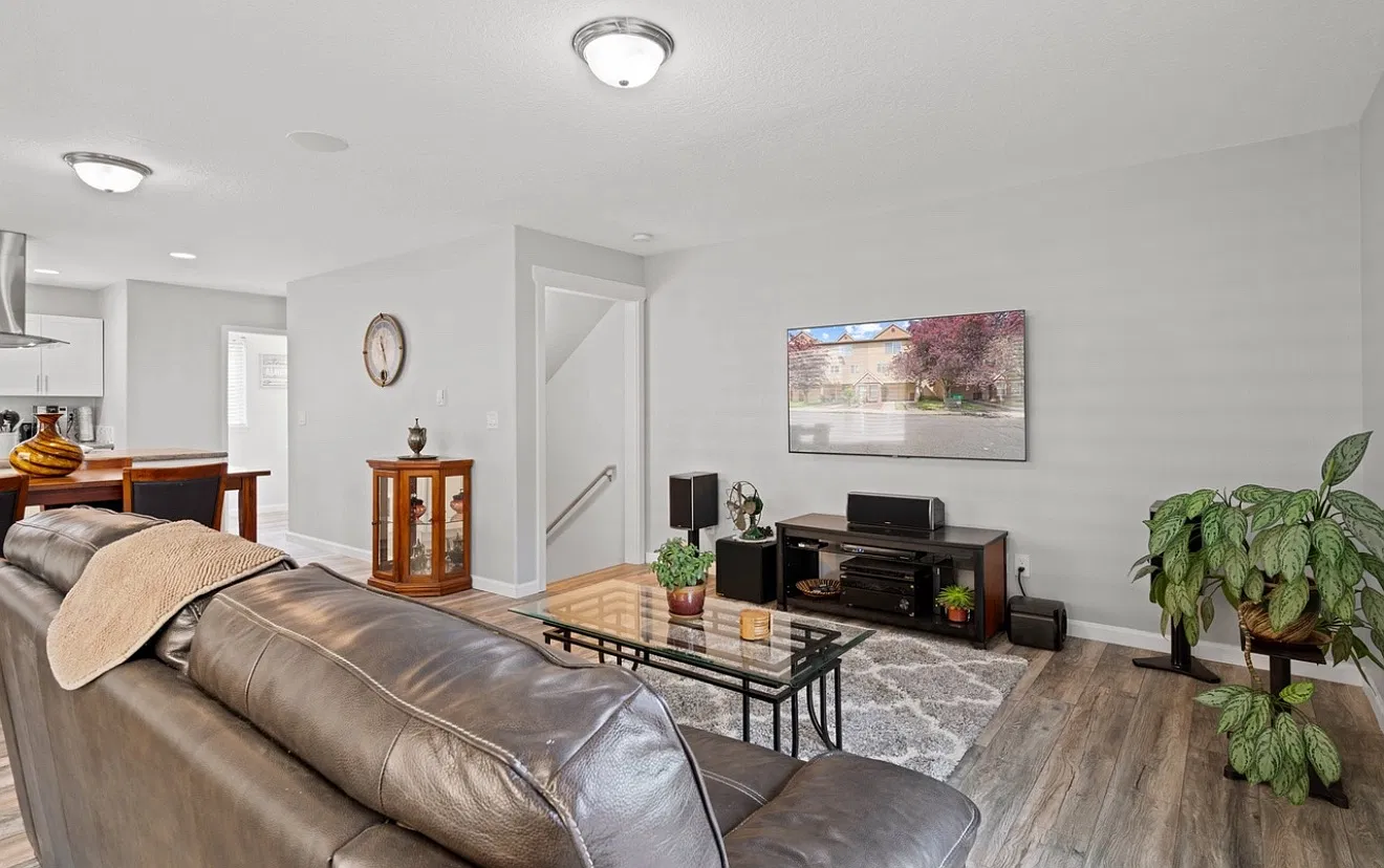 3 bed, 1350 sqft, $2,690 — Photo 3
