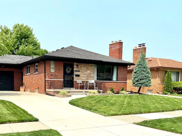 21217 Raymond St, Saint Clair Shores, MI 48082
