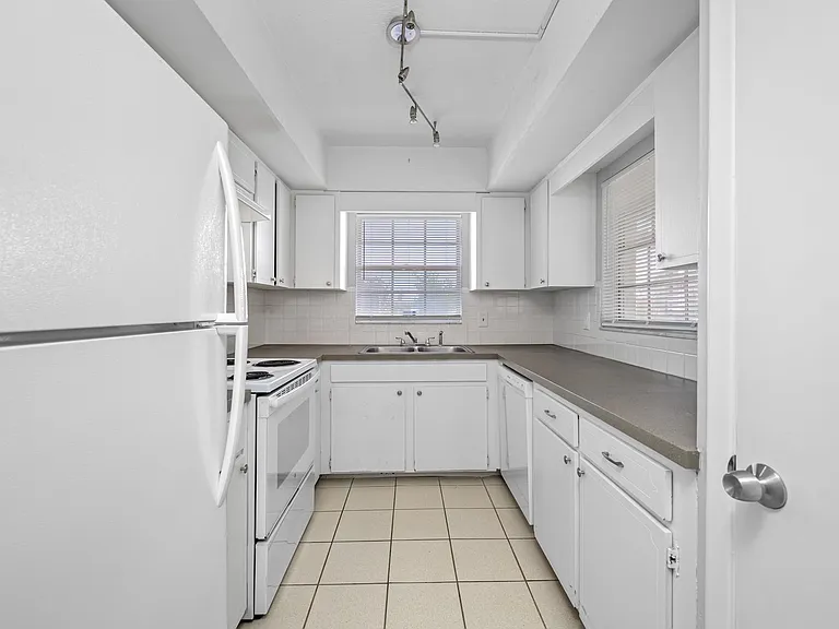 Lake Tarpon Apartments — Photo 43