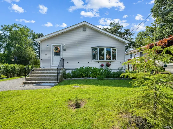 142 N 27th Street, Wheatley Heights, NY 11798
