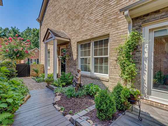 4th image of 5515 Village Dr