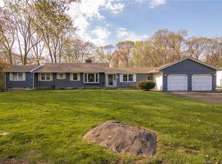 8 Stonewall Ln, Branford, CT 06405