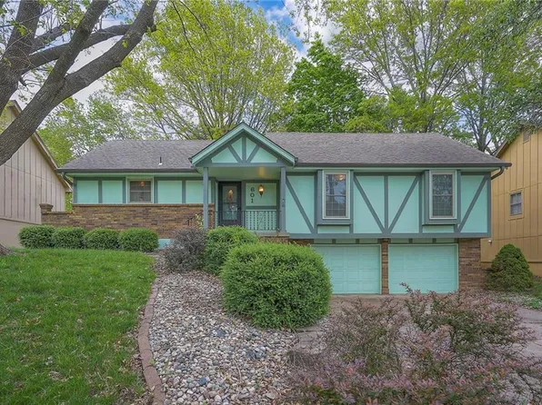 601 NE Country Ln, Lees Summit, MO 64086