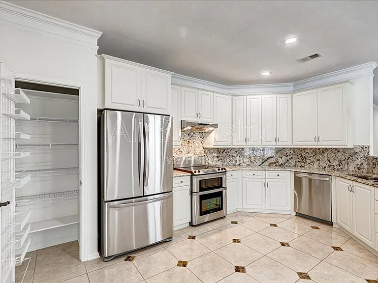 1033 Pinehurst Dr — Photo 14