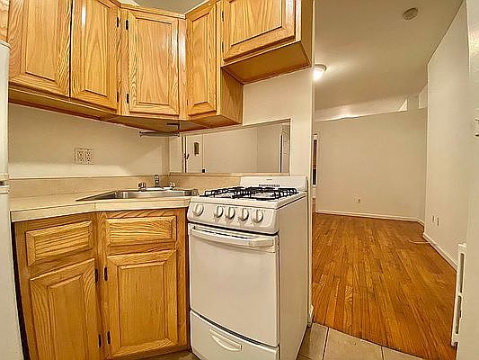 5th image of 306 E 83rd St APT 2C