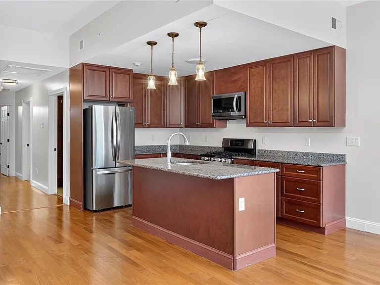 224 E State St — Photo 9