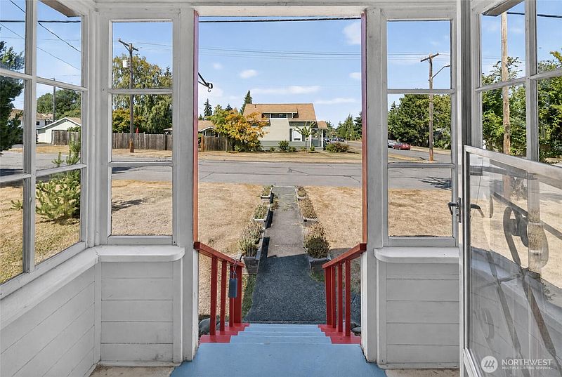 5th image of 903 S Albert Street