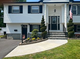 9 Lyndon Pl, Saddle Brook, NJ 07663
