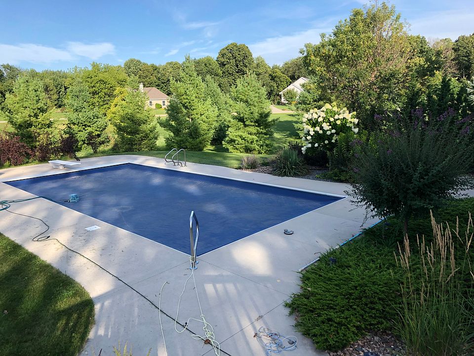 Pool with automatic cover