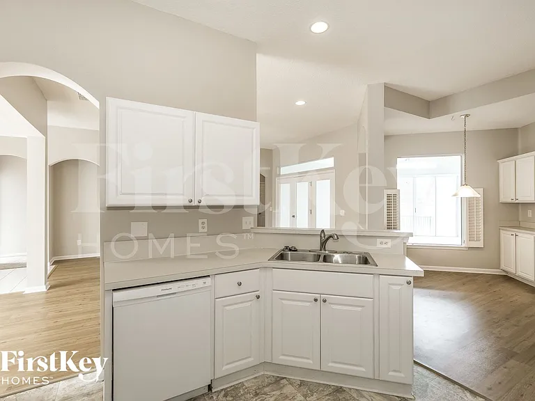 1528 Walnut Creek Dr — Photo 6