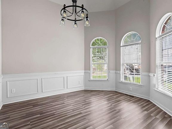 4th image of 2808 Jamont Ct NE