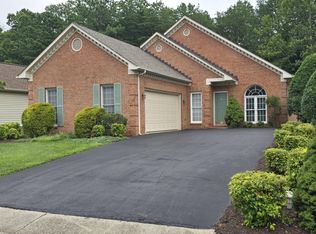 4042 Parkway Place Dr, Roanoke, VA 24018