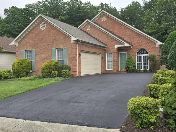 4042 Parkway Place Dr, Roanoke, VA 24018