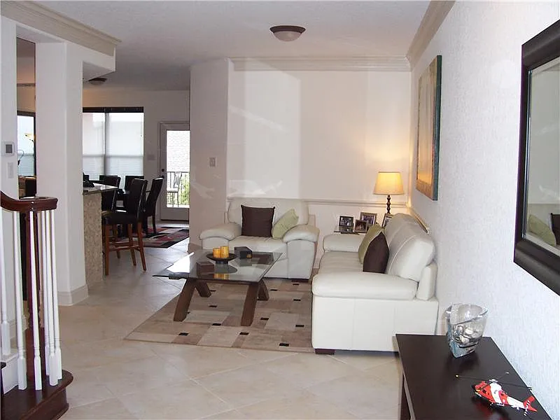 4 bed, 2162 sqft, $2,350 — Photo 2