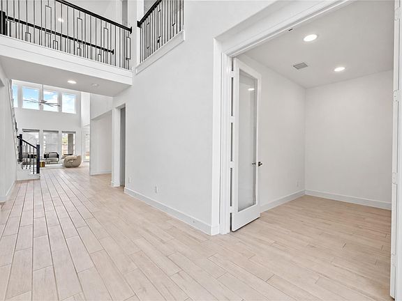 4th image of 1902 Longcroft Ln