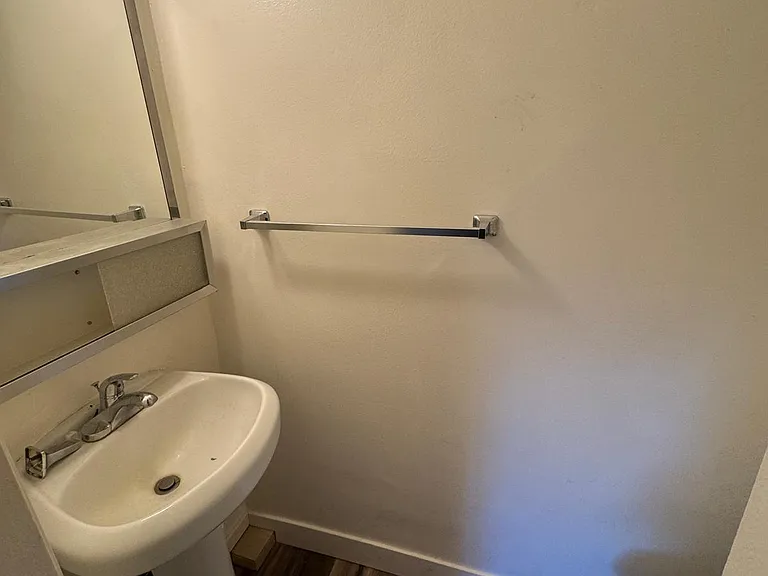 18606 Collins St #8 — Photo 9