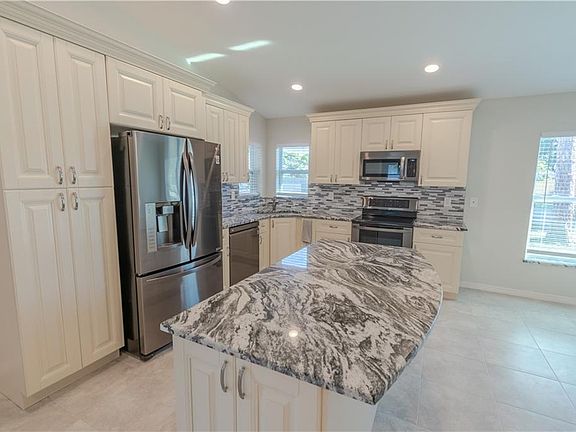 5th image of 3250 Shamrock Dr