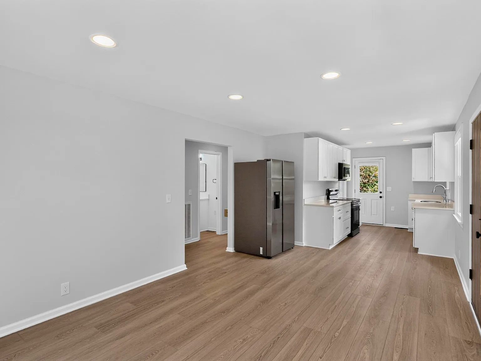 2 bed, 825 sqft, $2,200 — Photo 3