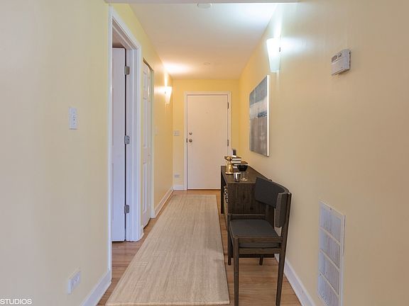 4th image of 2555 W Catalpa Ave APT 2A