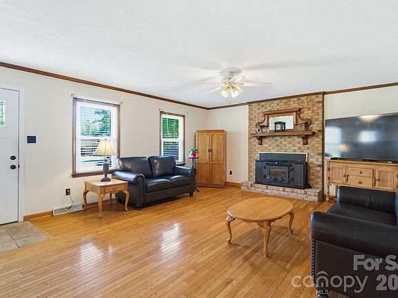 2nd image of 854 Idlewild Dr