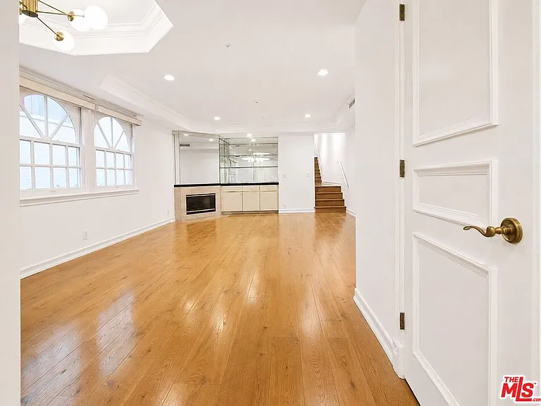 342 N Palm Dr #201 — Photo 31