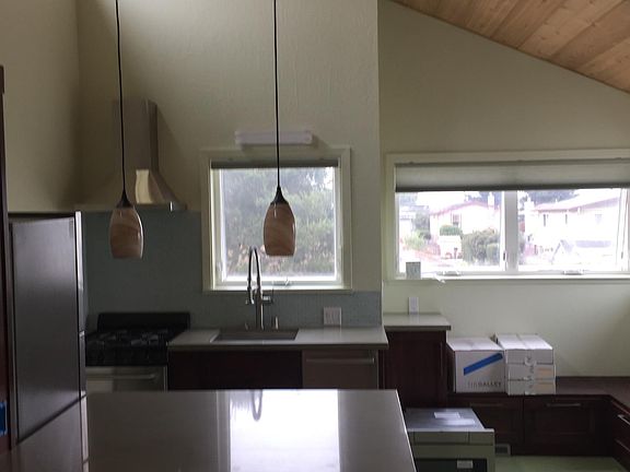 The kitchen and living areas have roof-top views and wonderful light.