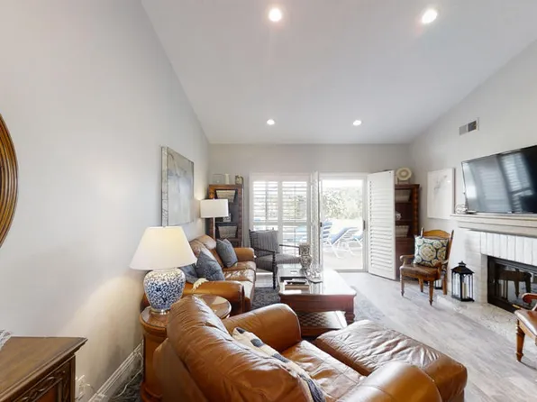 208 Desert Falls Dr E, Palm Desert, CA 92211