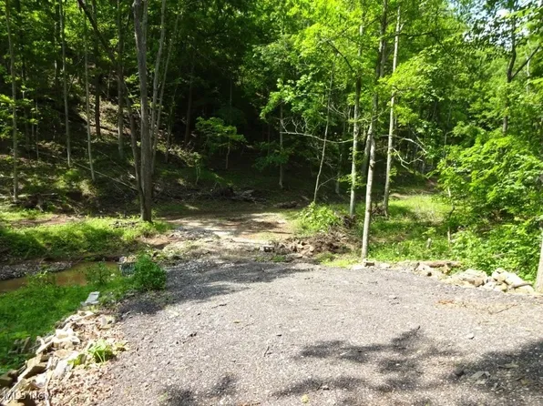 2366 Seaman Frk, Le Roy, WV 25252