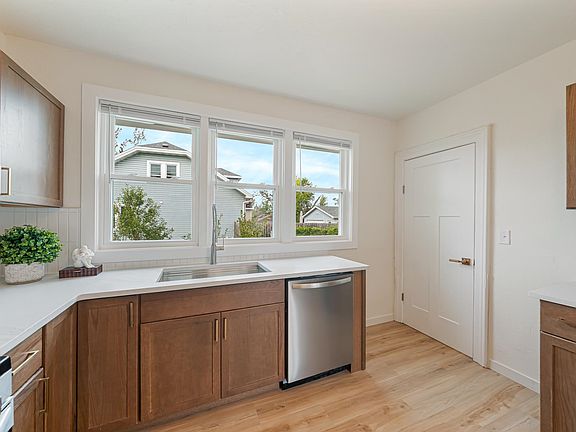 5th image of 410 Naymut St