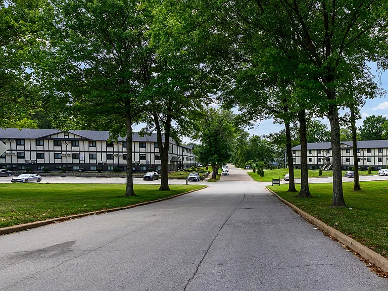 Oak Park Apartments — Photo 13