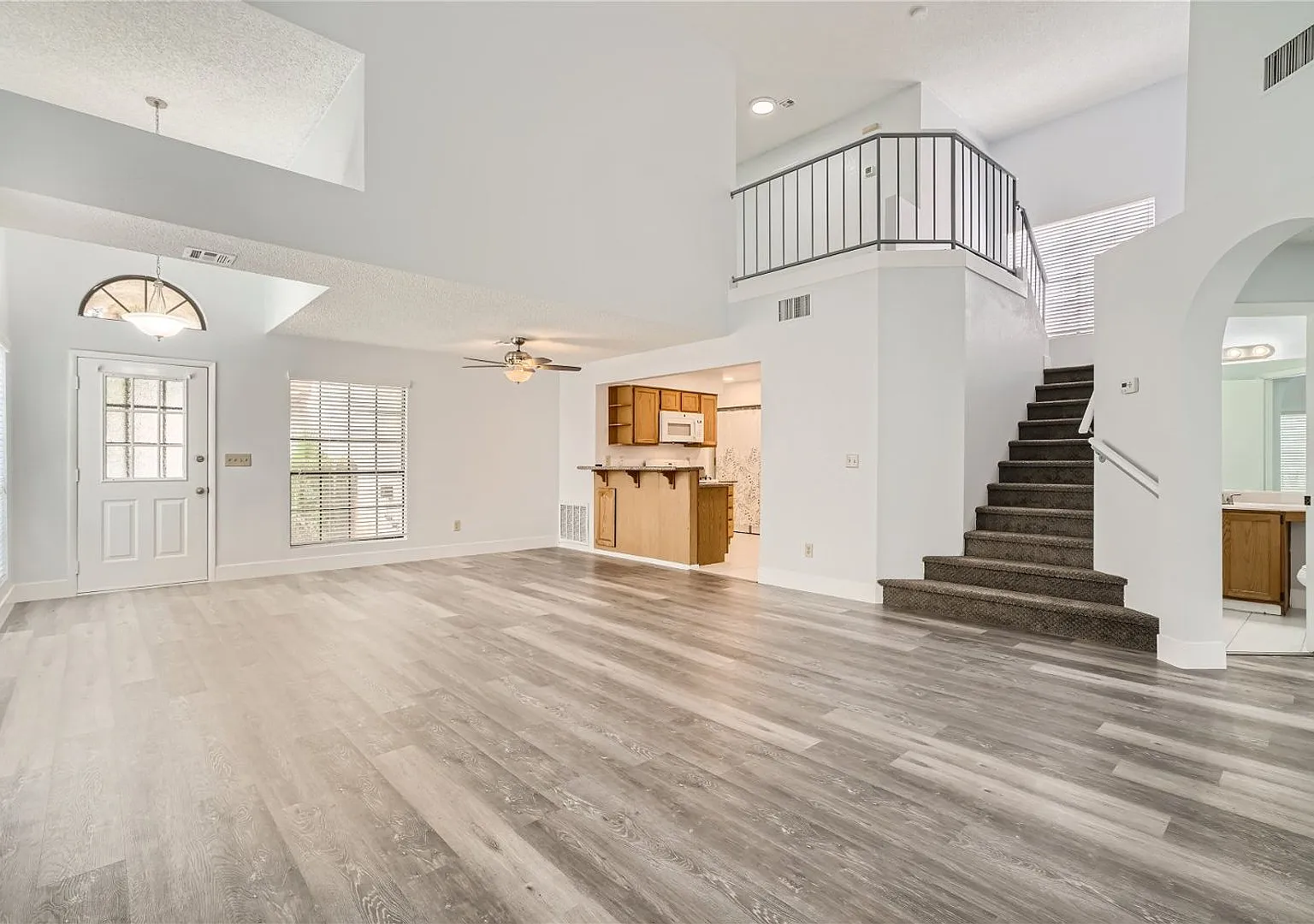 Beautiful 4 Bedroom Home in Guard-Gated Los Prados! — Photo 2