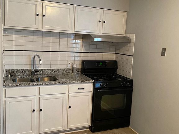 5th image of 147 E Como Ave APT A
