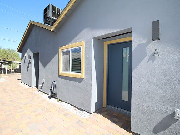 Apartment entrance via its duplex.