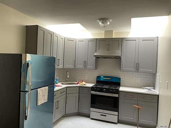 4th image of 2564 Steinway St