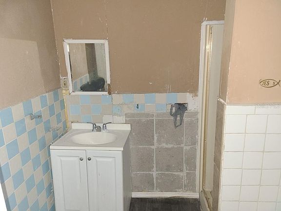 4th image of 1127 Robinson Ave