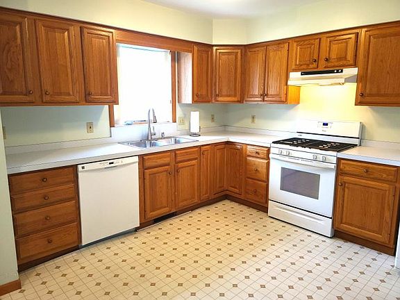 4th image of 418 S 4th St