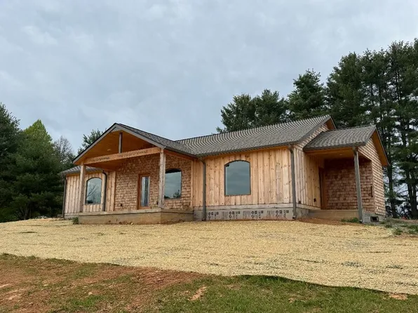 154 Davis Ave, Hillsville, VA 24343