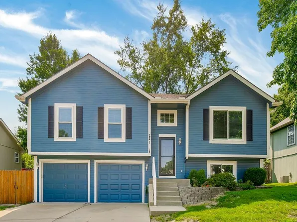 221 Carriage Crossing Rd, Lansing, KS 66043