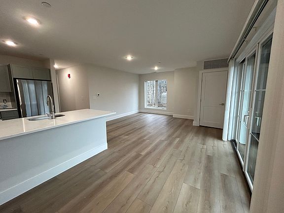 5th image of 34 Bailey Ave #202