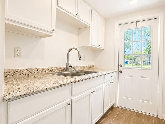 4th image of 723 Burdick St