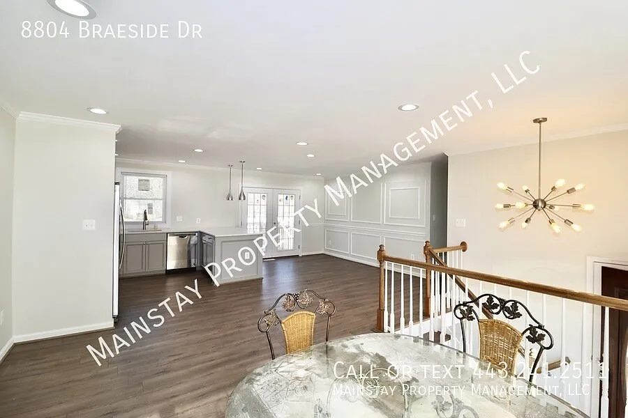 Immaculate Updated Split Level 4BR Home — Photo 4