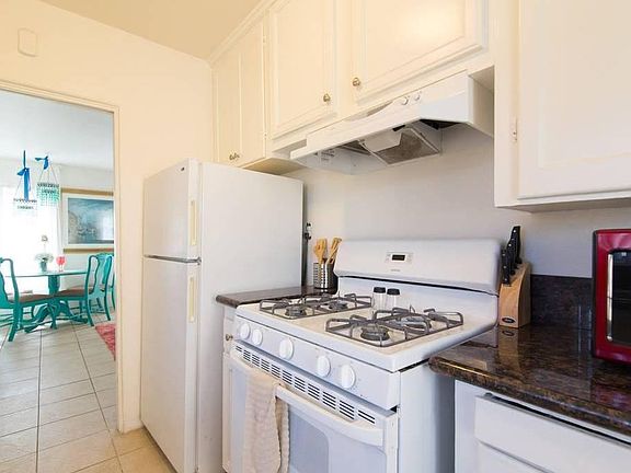 5th image of 819 Island Ct #A