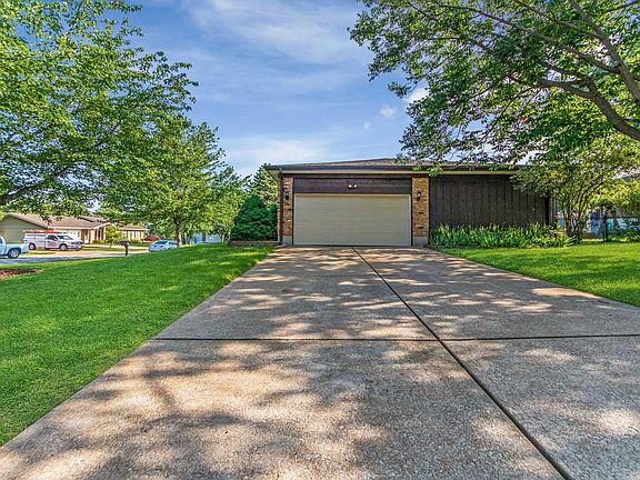 5th image of 9280 Roger Lee Ln