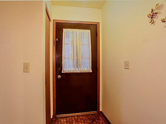 4th image of 274 Karen Ct