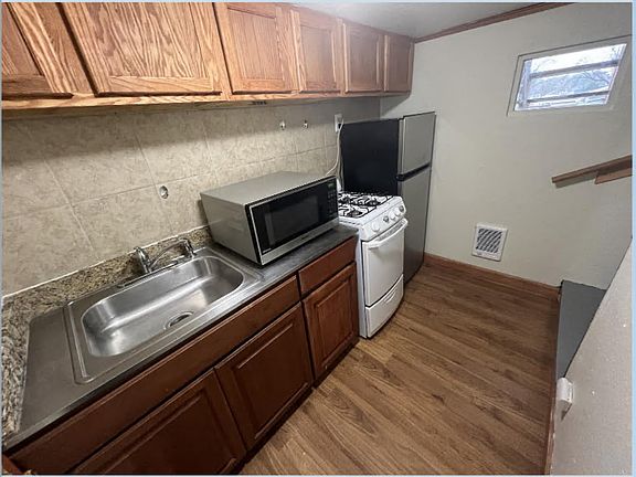 2nd image of 821 Broadway Ave Unit 4
