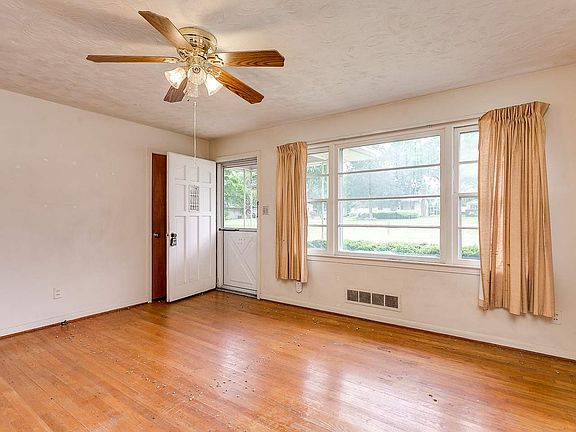 3rd image of 309 W Wood St