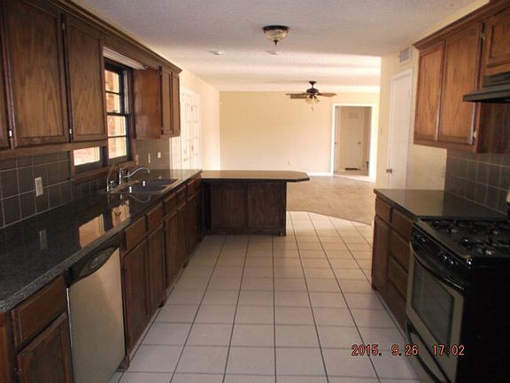 5th image of 3102 Byron Ave