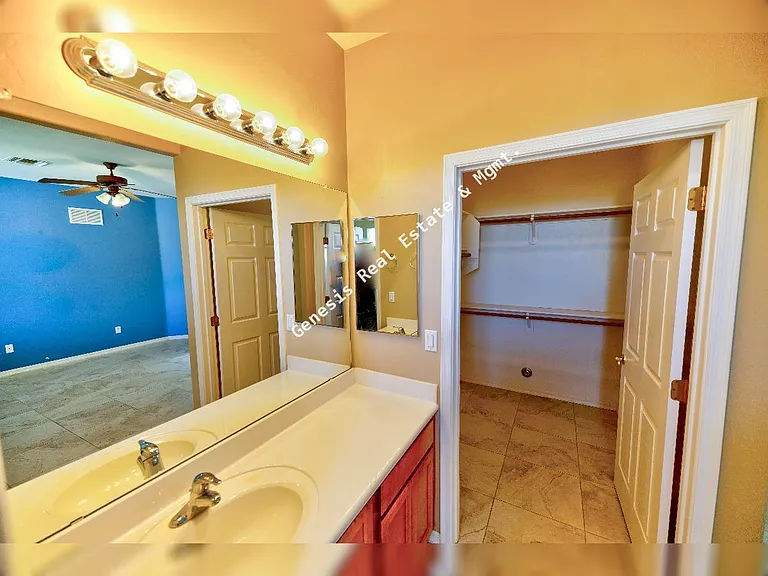 606 W Woodfield Ct — Photo 14